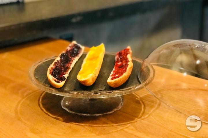 Butter and jam toast - Café de la Bourse