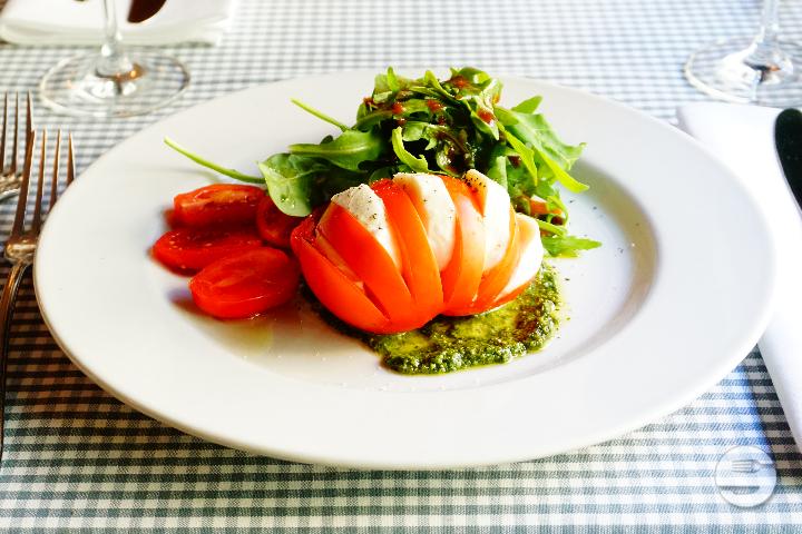 Ventaglio di pomodoro e mozzarella su pesto di basilico - Ristorante Totò