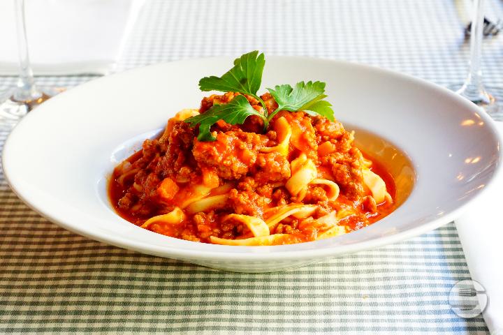 Tagliatelle al ragù bolognese (mit Mozzarella oder Burratina) - Ristorante Totò