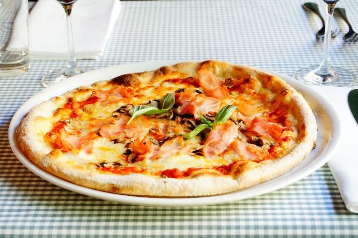 Pizza prosciutto e funghi - Ristorante Toto