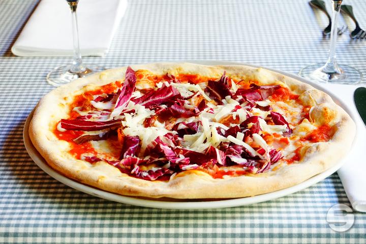 Pizza al radicchio rosso con pecorino e pancetta - Ristorante Totò