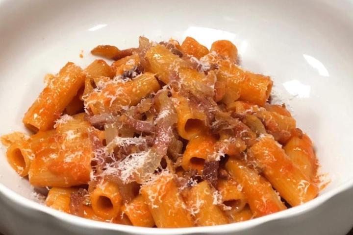 Mezze Maniche All'Amatriciana - Luigia
