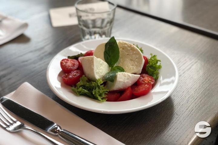 Insalata Caprese Datterini con Burrata - Pizzeria Ristorante Molino Balexert