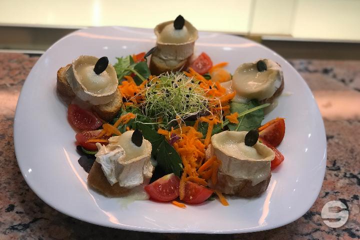 Forel half-goat cheese salad - Magpies Café