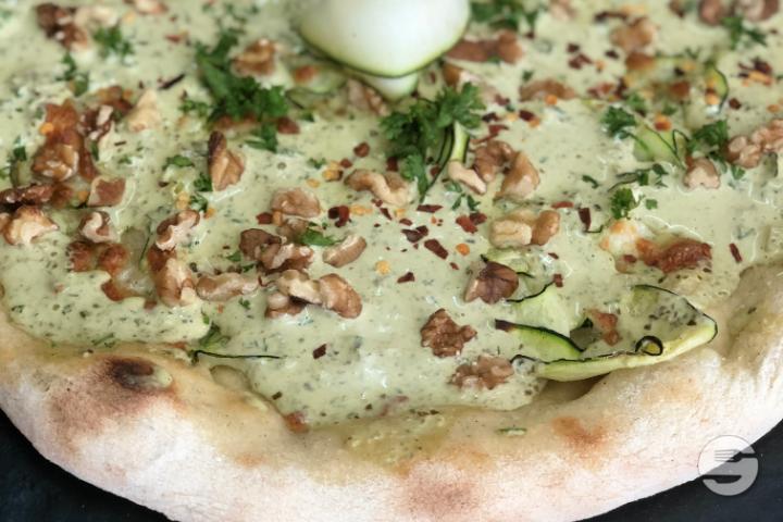 Mascarpone, courgette, piment, pesto et noix individuelle - CUT Pizza