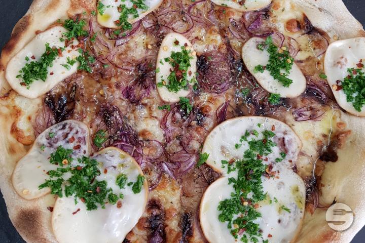 Caramel fumé, oignon et scarmoza Familiale - CUT Pizza