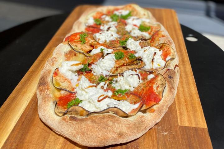 Pizza Familiale Aubergine Tomates et Bufala - CUT Pizza