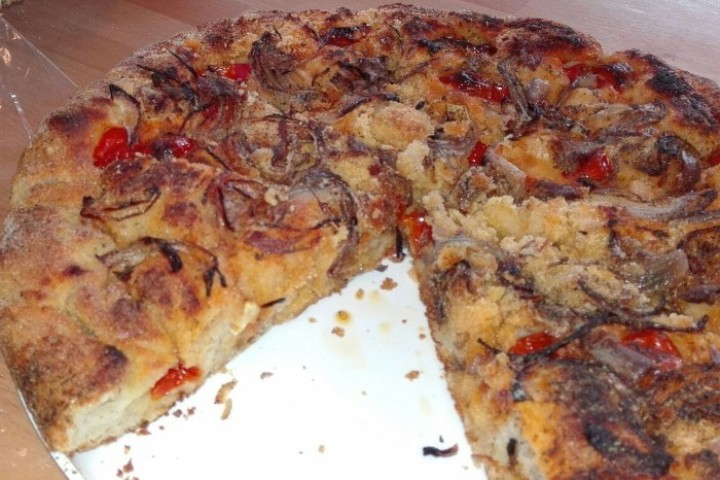 Focaccia épaisse blanche (huile, sel, origan, oignons, tomates fraiche) - CUT Pizza