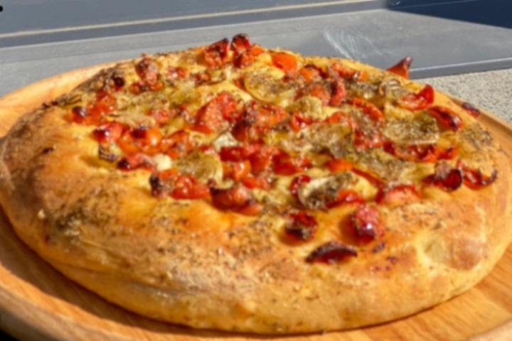 Focaccia épaisse blanche (huile, sel, origan, oignons, tomates fraiche) - CUT Pizza
