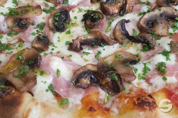 Ham and mashrooms - CUT Pizza