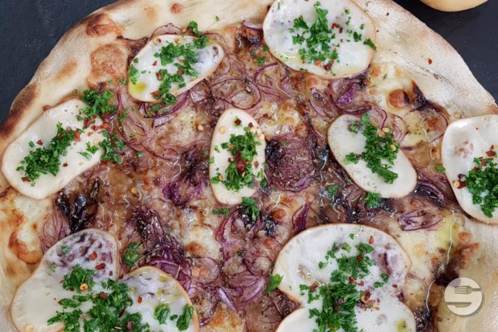 Smoked caramel, onion and scarmoza - CUT Pizza