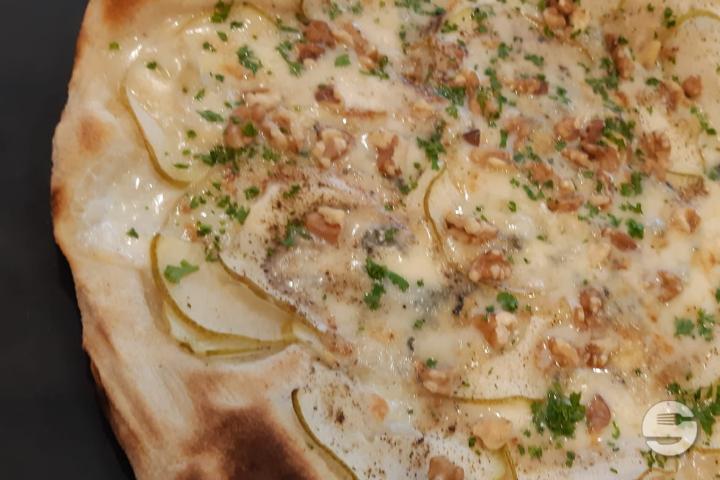 Pear, gorgonzola and walnuts - CUT Pizza