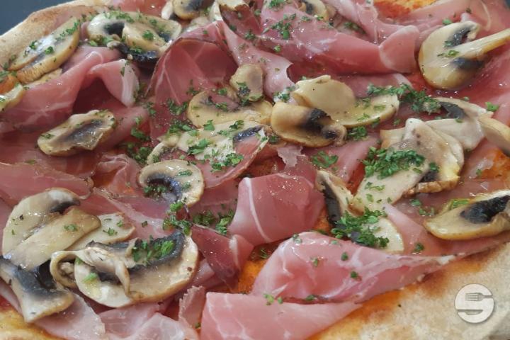 Raw Ham and mushrooms - CUT Pizza