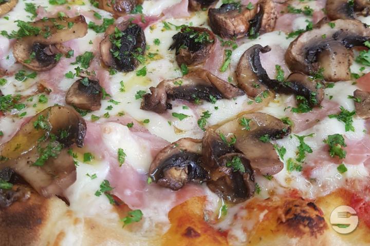 Ham and mushrooms family - CUT Pizza