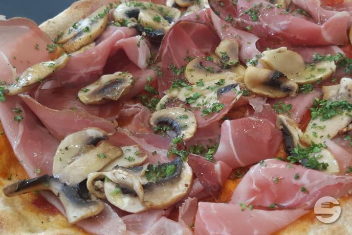 Raw ham and mushrooms family - CUT Pizza