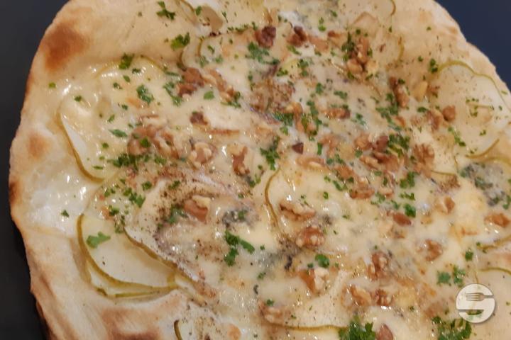 Pear, gorgonzola and walnuts family - CUT Pizza
