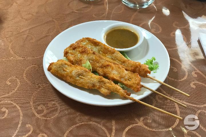 Chicken skewers with peanut sauce - Le Basilic