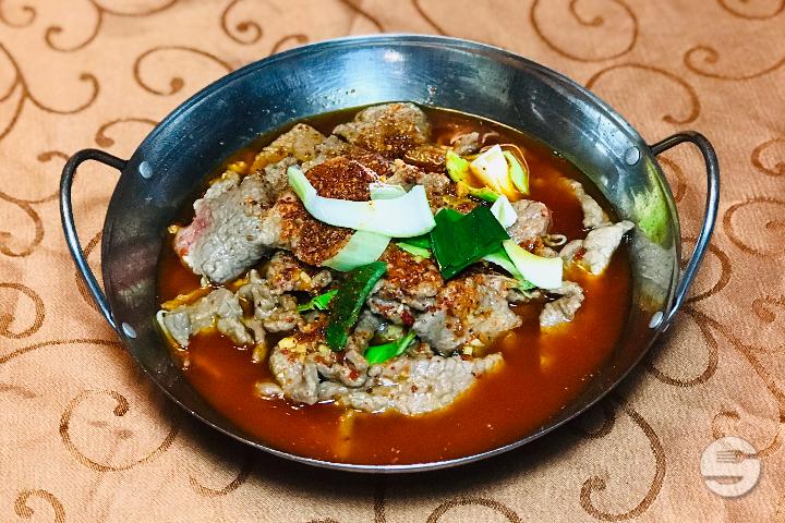 Beef sauteed with chilli in oil (strong) - Le Basilic