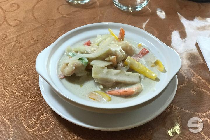 Shrimp with green curry, coconut milk, eggplant and basil - Le Basilic