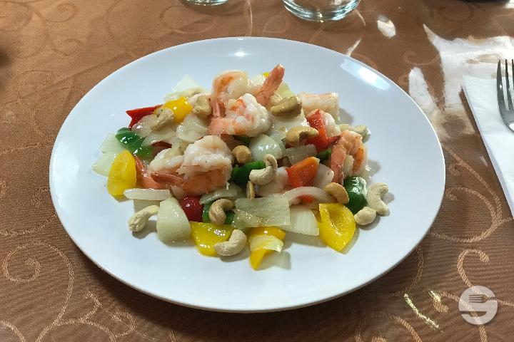 Shrimps sautéed with cashew nuts - Le Basilic