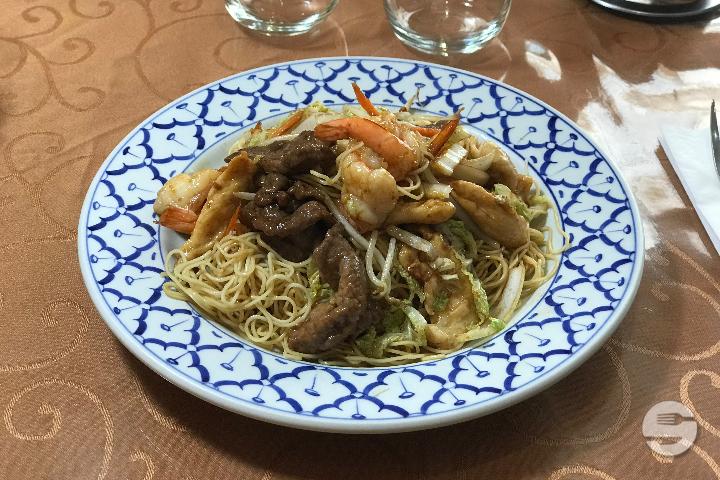 Z4. Nouilles Sautées Poulet Boeuf Crevettes - Le Basilic
