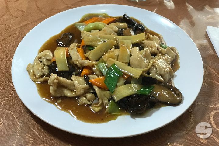 Chicken with mushrooms and bamboo shoots - Le Basilic