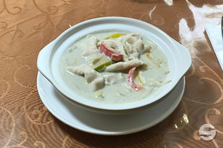 Chicken with green curry, coconut milk, eggplant and basil (strong) - Le Basilic