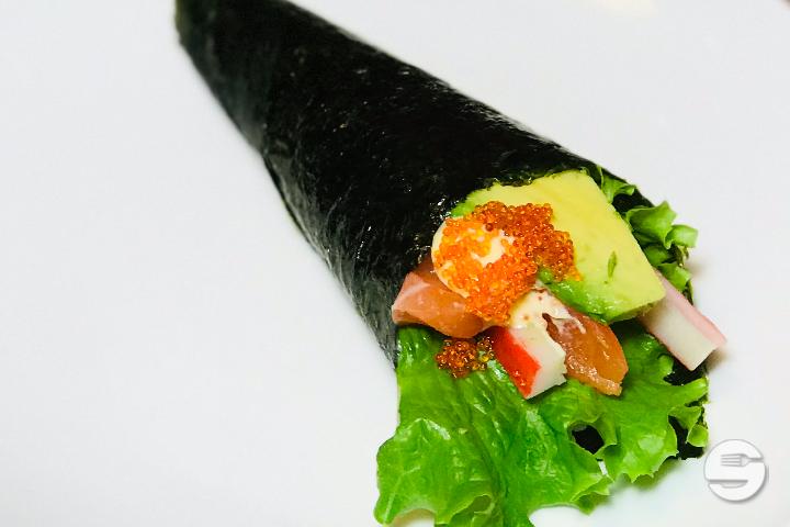 Salmon, salad, cucumber and avocado - Le Basilic