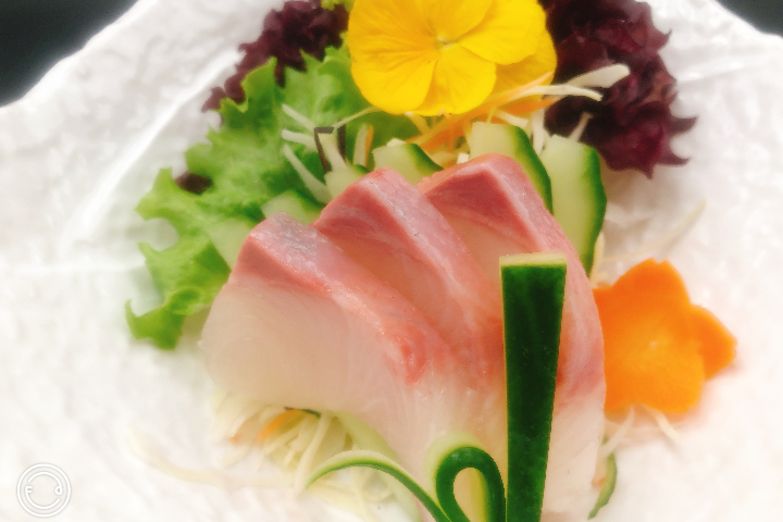 S4. Sashimi Hamachi - Le Basilic