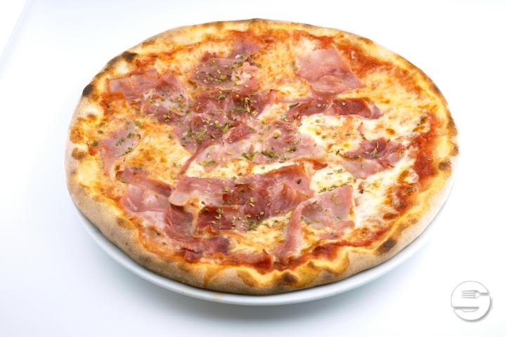 Pizza Prosciutto - Spiga Ristorante