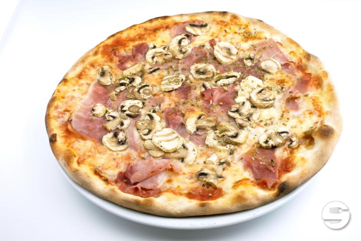 Pizza Prosciutto e funghi - Spiga Ristorante