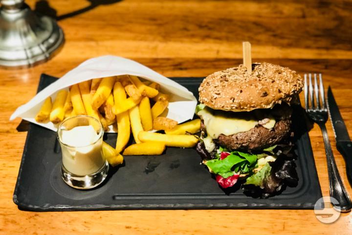 Valaisan Raclette Cheese Burger - Hostellerie de Genève