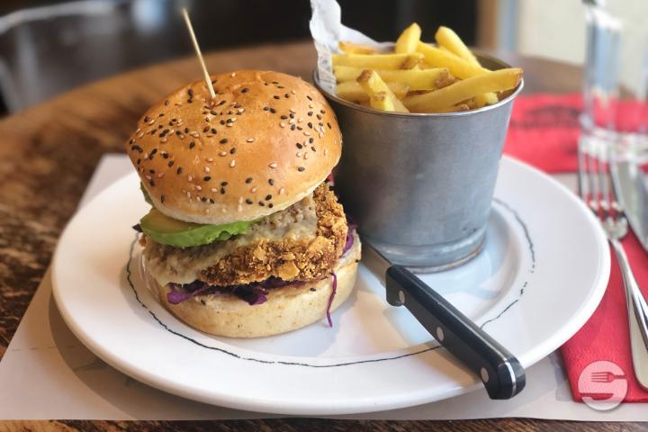 Crispy Chicken Burger with French Fries - Restaurant Cheyenne