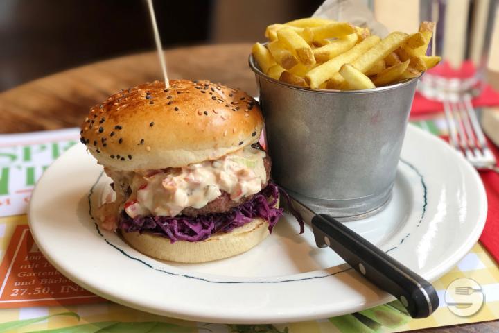 Crispy Chicken Burger with French Fries - Restaurant Cheyenne