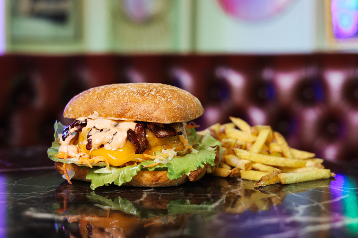 Bacon Cheese Burger mit Fries - Cheyenne