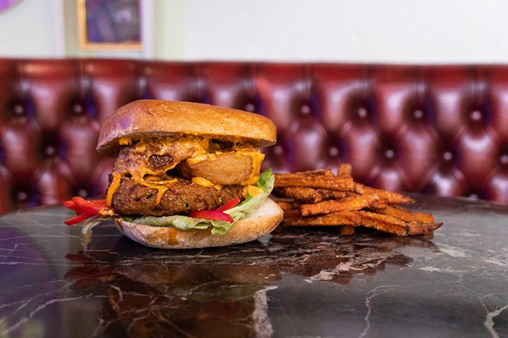 Grainy Burger with Fries (vegan) - Cheyenne