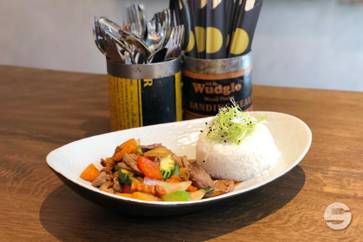 Hoisin Duck mit Jasminresi (scharf) - Nooba