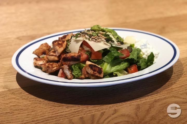 California BBQ Chicken Salad - Restaurant IROQUOIS