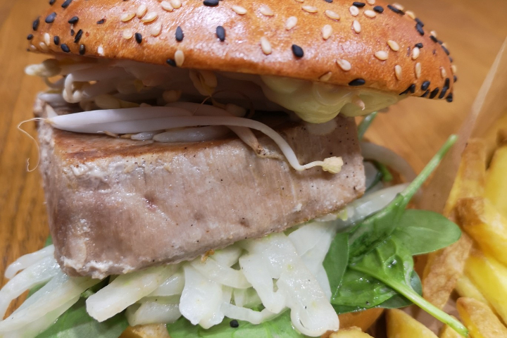 Spicy Tuna Burger - Restaurant IROQUOIS
