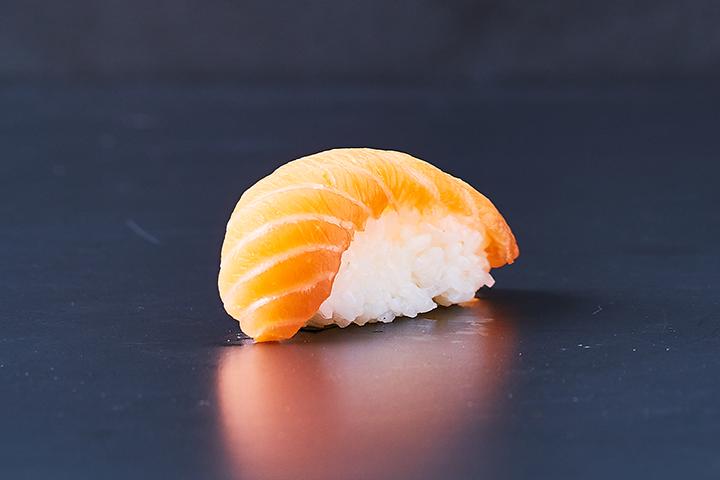 Salmon Nigiri (1 Stk.) - Yooji's Josefstrasse