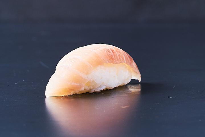 Kingfish Nigiri (1 Stk.) - Yooji's Josefstrasse