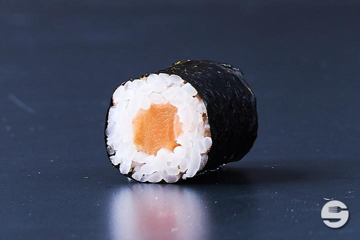 Salmon Maki (4 Stk.) - Yooji's Josefstrasse