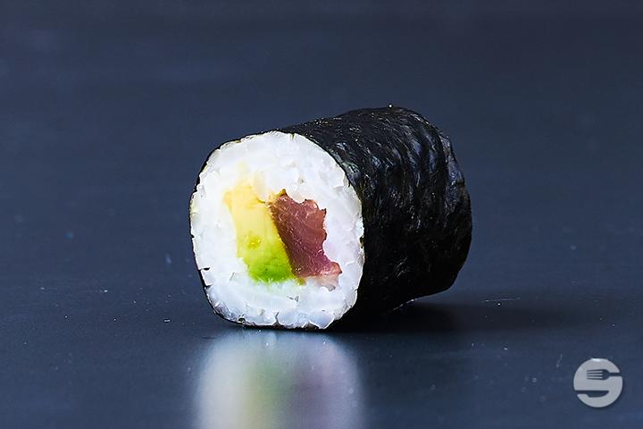Tuna Avocado Maki (8 Stk.) - Yooji's Josefstrasse