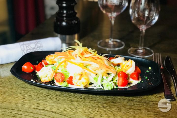 Salade Les Trois Verres aux poulet grillé plat - OEnothèque - Les Trois Verres