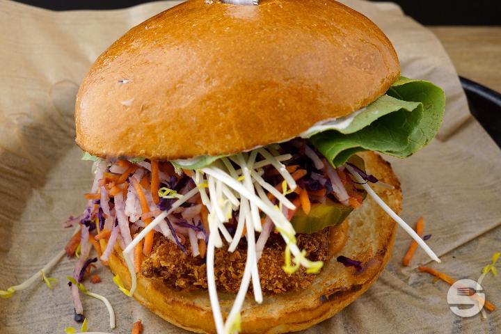 Crispy Chicken Burger - Max Salads & Burger