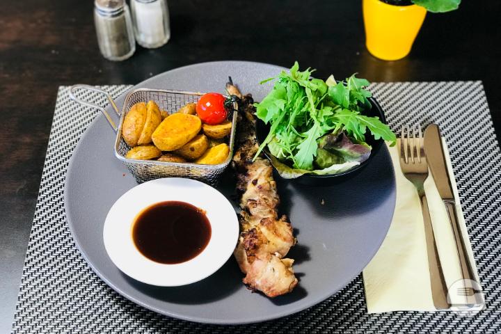 Grilled chicken skewer - Le Metropole