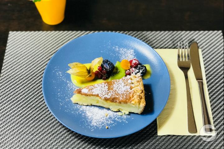 Apple cake with caramel - Le Metropole