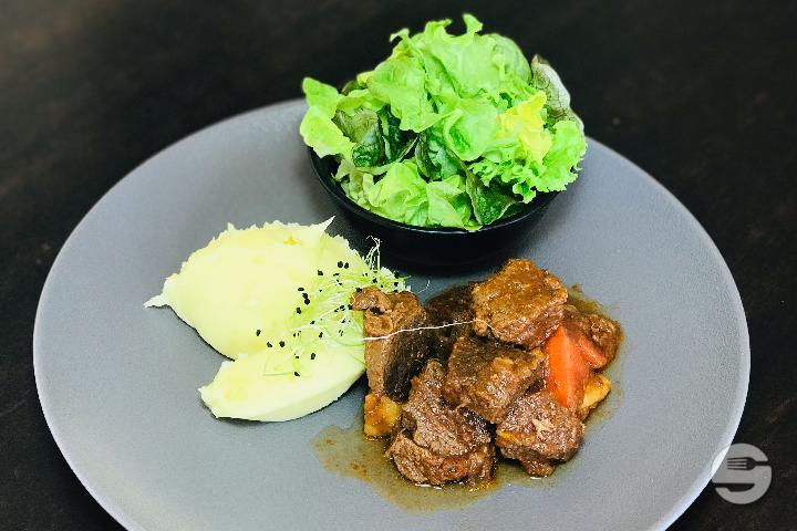 Stewed beef "Bourguignon" - Le Metropole