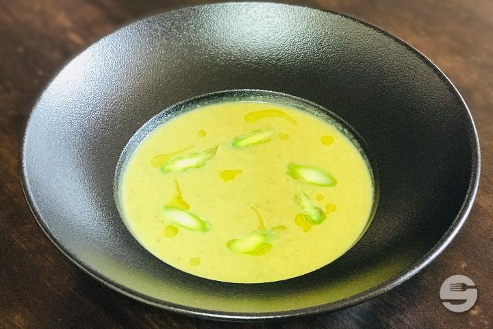 Green asparagus cream soup - Le Metropole