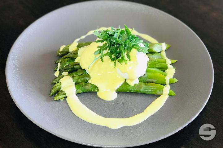 Asparagus with poached egg - Le Metropole